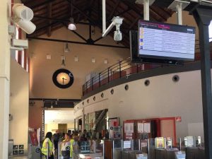 Denuncia la negativa de venderle billetes de tren por hablar en valenciano en la estación Renfe de Xàtiva