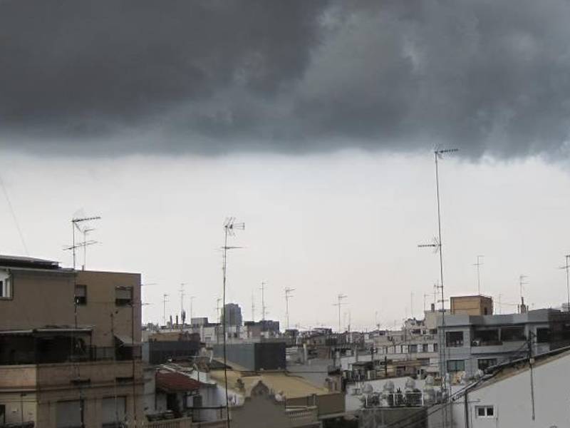 Cielo nuboso en la Comunitat que acabará con tormentas localmente fuertes