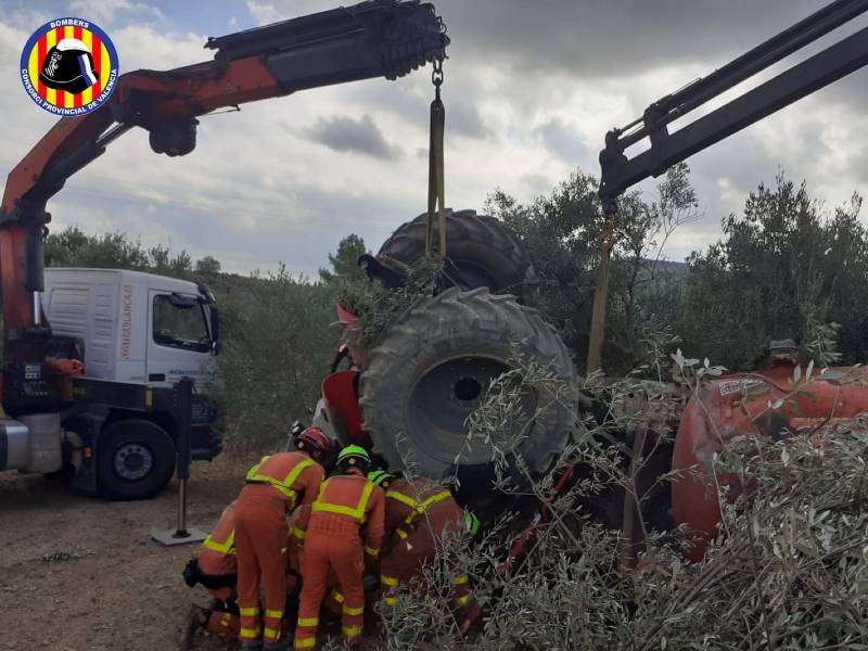 Fallece un hombre al volcar el tractor en Montroi