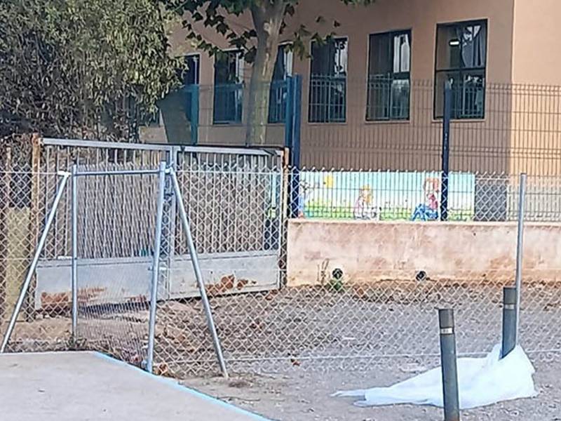 Padres y madres denuncian el «acceso peligroso» al colegio Grans i Menuts de Castellón