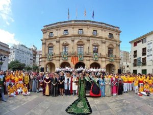 La historia y la tradición llenan las calles de Castellón con motivo del 9 de Octubre