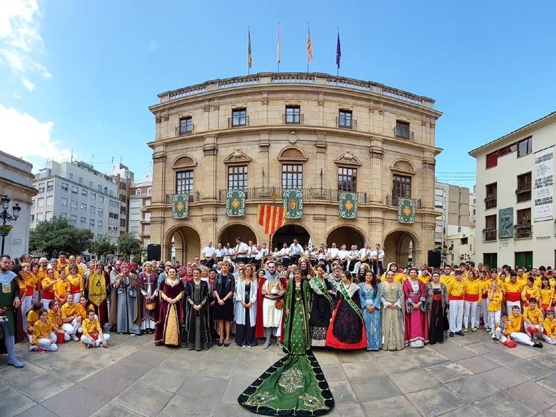 La historia y la tradición llenan las calles de Castellón con motivo del 9 de Octubre