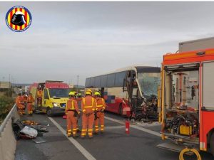 Accidente mortal en la A-3 en Riba-Roja tras colisionar un autobús contra un camión