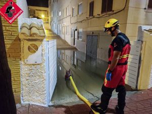 Las fuertes lluvias provocan el arrastre de coches con sus conductores dentro en Alicante