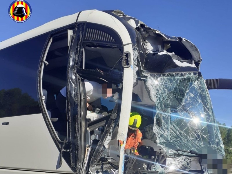La Guardia Civil estudia las circunstancias del accidente de tráfico ocurrido este viernes entre un autobús y un camión en la A-7 en Xàtiva
