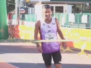 El corredor de la VII Media Maratón del Kaki Persimon de L’Alcúdia sorprende al no querer cruzar la meta