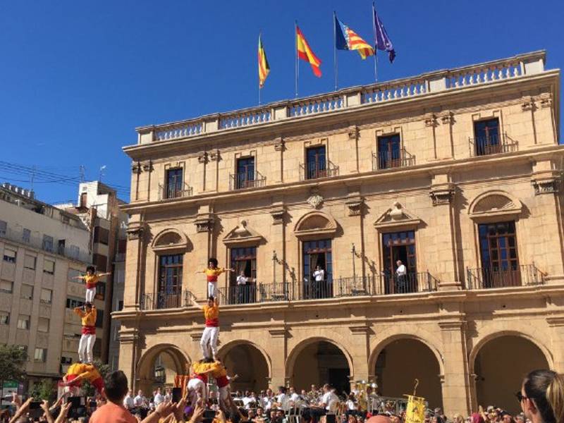 Castelló festeja el 9 d’Octubre con música, pasacalles y los premios Valencià de l’Any