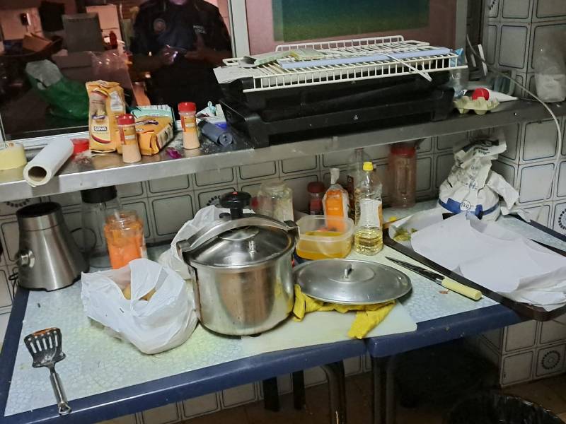 Precintan una cocina clandestina en Elche con restos de cucarachas y sin agua potable