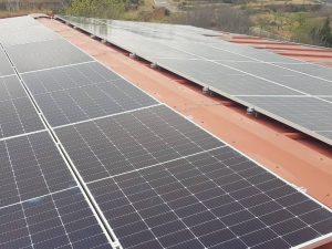 La Serratella demanda a Iberdrola la instalación del contador para poder utilizar las placas solares