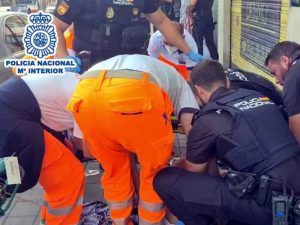 Un bebé de 10 meses se atraganta en el coche de sus padres y es salvado por la Policía Nacional