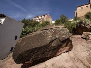 Vilafamés resguardará el entorno de la ‘Roca Grossa’ ante posibles desprendimientos