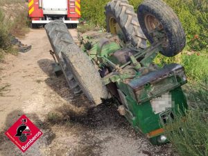 Un hombre de 83 años fallece al quedar atrapado bajo su tractor en Albatera