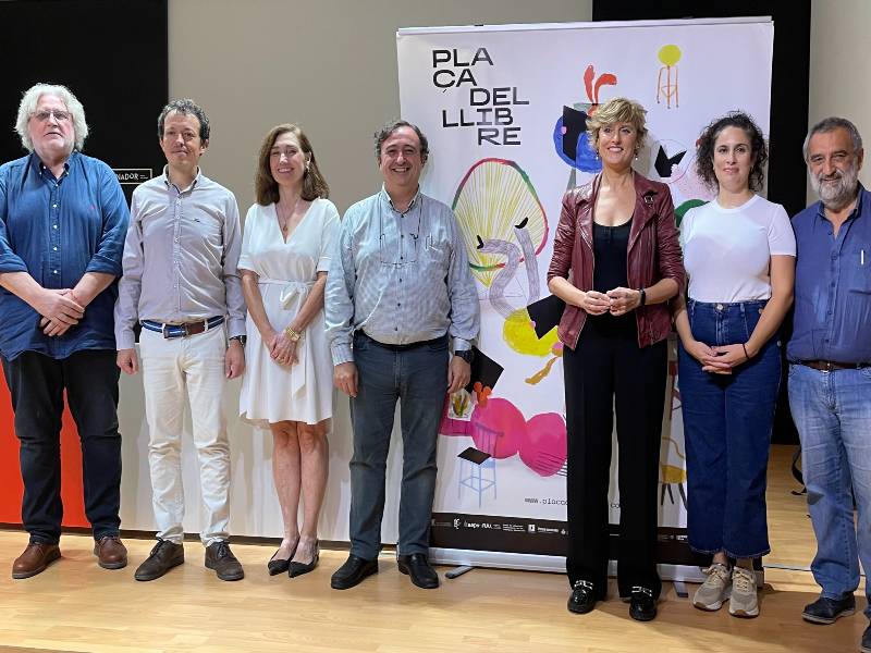 Castelló celebra quatre dies de festa literària en valencià amb la ‘Plaça del Llibre’