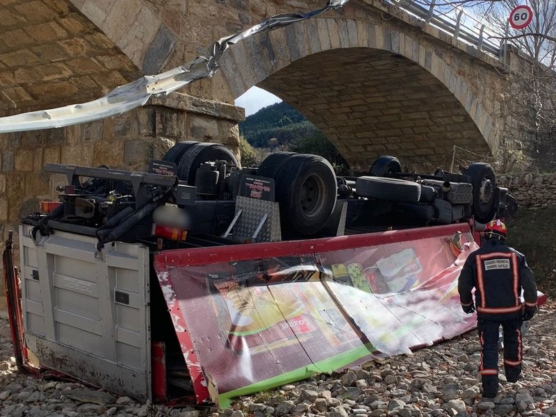 Cae con el camión desde un puente en Vilafranca