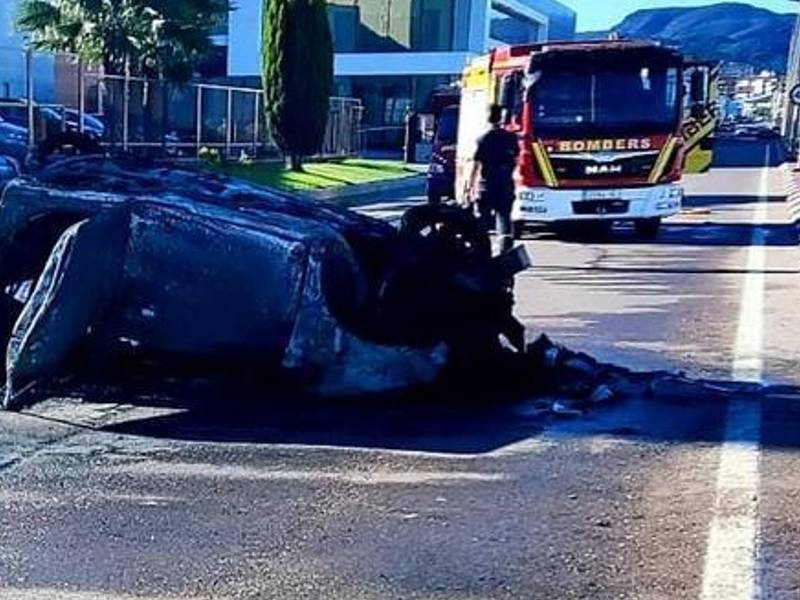 Accidente de tráfico con coche en llamas en Onda