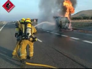 Incendio de un camión cisterna de gasoil en la A-31 a la altura de Villena