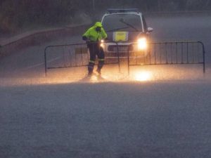 La lluvia provoca el cierre de la pista de aterrizaje del aeropuerto de Manises y de varias líneas Renfe