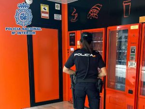 Detenido en Elche el joven que robaba máquinas expendedoras tras romper el cristal con tapas de alcantarilla