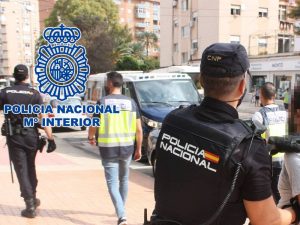 Doce personas detenidas por entrar con cuchillos, martillos y palos en una peña de fútbol tras el Levante-Sporting