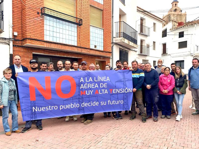 Recogida de firmas por el PPCS en defensa de los municipios afectados por la MAT en el Alto Palancia