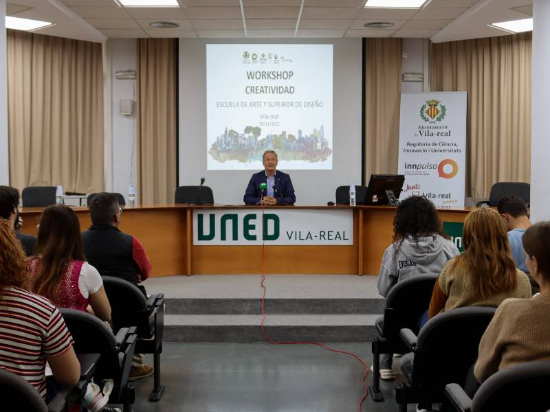 Las cabinas telefónicas de Vila-real convertidas en puntos de intercambio de libros