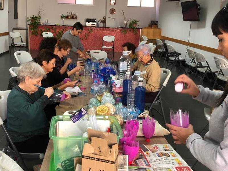 Tírig prepara la Navidad creando ornamentos con materiales reciclados