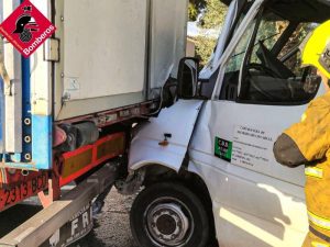 Atrapado un conductor tras el alcance entre un coche y un camión en Crevillent