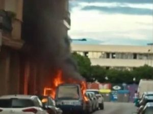 Susto en la localidad valenciana de Albal al arder un coche fúnebre en plena calle