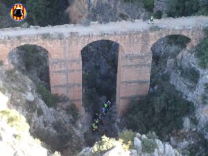 Un hombre se precipita desde lo alto de un acueducto en Calles (Valencia)