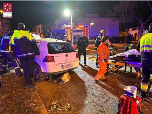 Dos jóvenes heridos en Vila-real al chocar contra un árbol con su coche