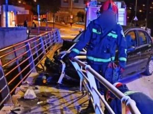 Se empotra contra un puente en Vinaròs en Nochebuena