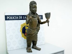 La Policía de la Generalitat identifica al vendedor de una pieza de arte africano de la colección Glendonwyn