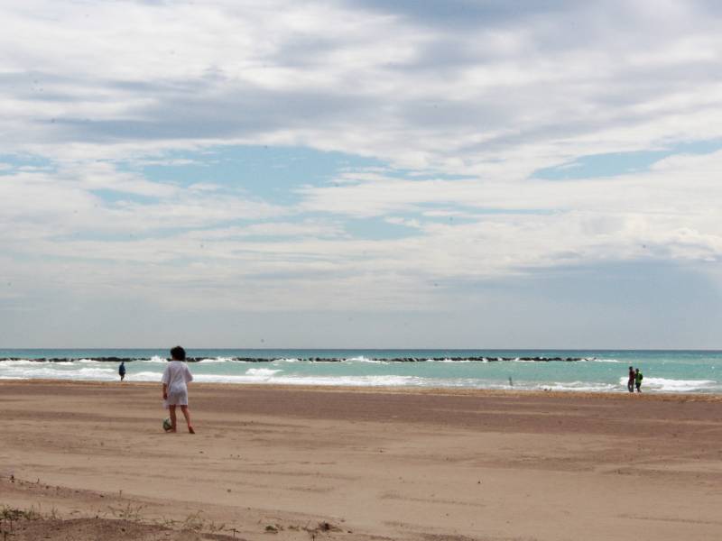 Ya se puede acceder con animales de compañía a la playa de Burriana