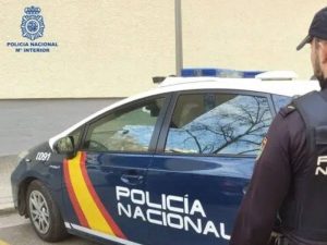 Detenido por quemar la puerta del domicilio de su expareja y amenazarla e insultarla con mensajes de voz