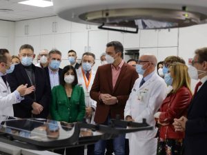 Puig defiende «la salud pública de calidad, universal y gratuita» en la visita de Pedro Sánchez y Carolina Darias