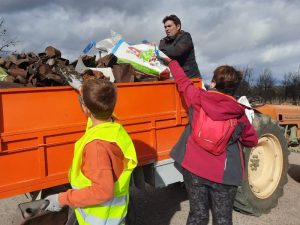 Personas voluntarias recogen más de 12 toneladas de basura en la zona afectada por el incendio de Torás