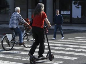 Vila-real regula los Vehículos de Movilidad Personal y establece en 14 años la edad mínima para circular con patinetes