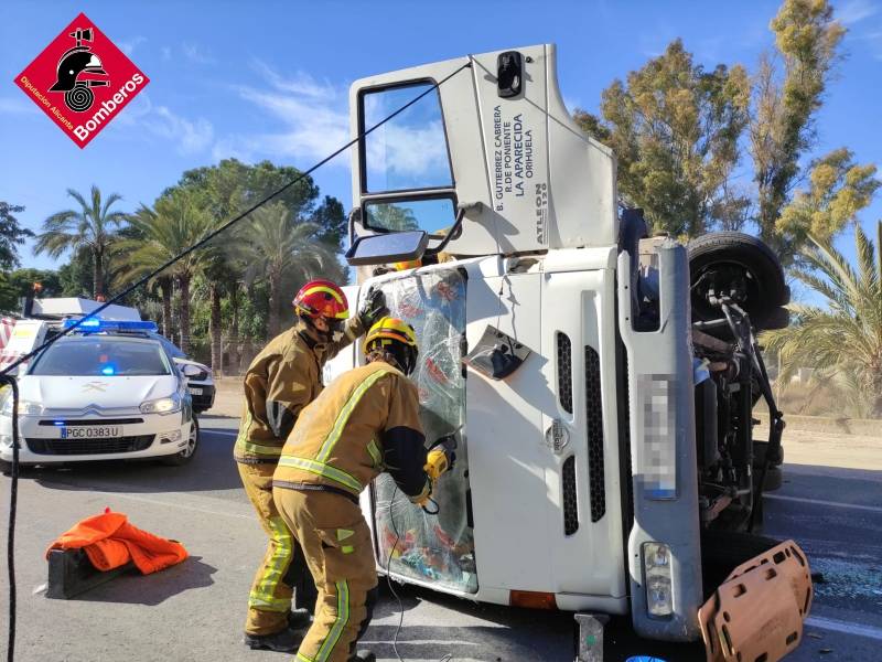 Vuelco de camión con heridos y dos coches afectados en Cox