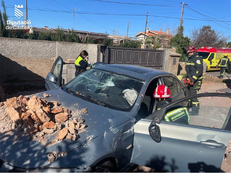 Un coche se empotra y entra en una vivienda de Vila-real