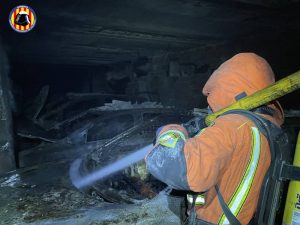 Incendio en Alaquàs: Familias desalojadas y 7 vehículos quemados