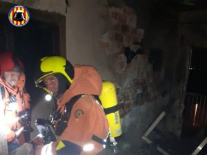 Se salva del incendio de su vivienda al saltar de un balcón a otro en Sueca