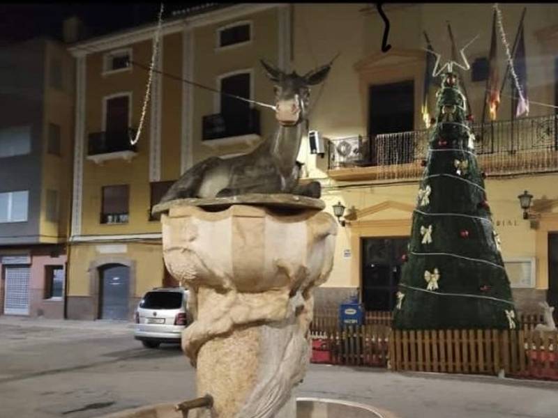 Aparece la burra del Belén de la Vallada sobre la fuente de Moixent