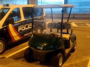 Roba un carrito de golf en Alicante para ir al aeropuerto