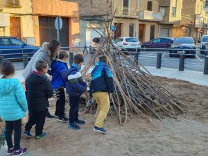 El alumnado de Almassora deposita leña para la hoguera de Sant Sant Antoni 2023