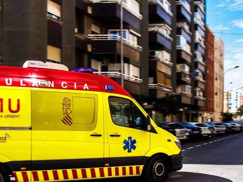 Herido grave un trabajador por el incendio de una empresa en Catarroja