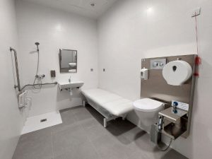 Primer baño adaptado para personas con ostomía en Castelló