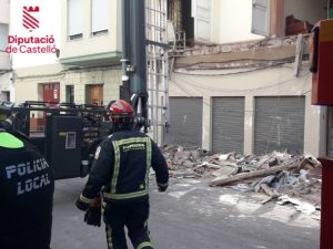 Se derrumba una fachada y sus balcones en La Vall d’Uixó