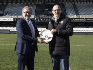 La Diputación recibe en Castalia el plato conmemorativo del centenario del CD Castellón