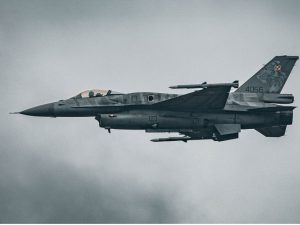 IA pilota con éxito un avión de combate F-16