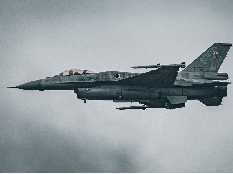 IA pilota con éxito un avión de combate F-16